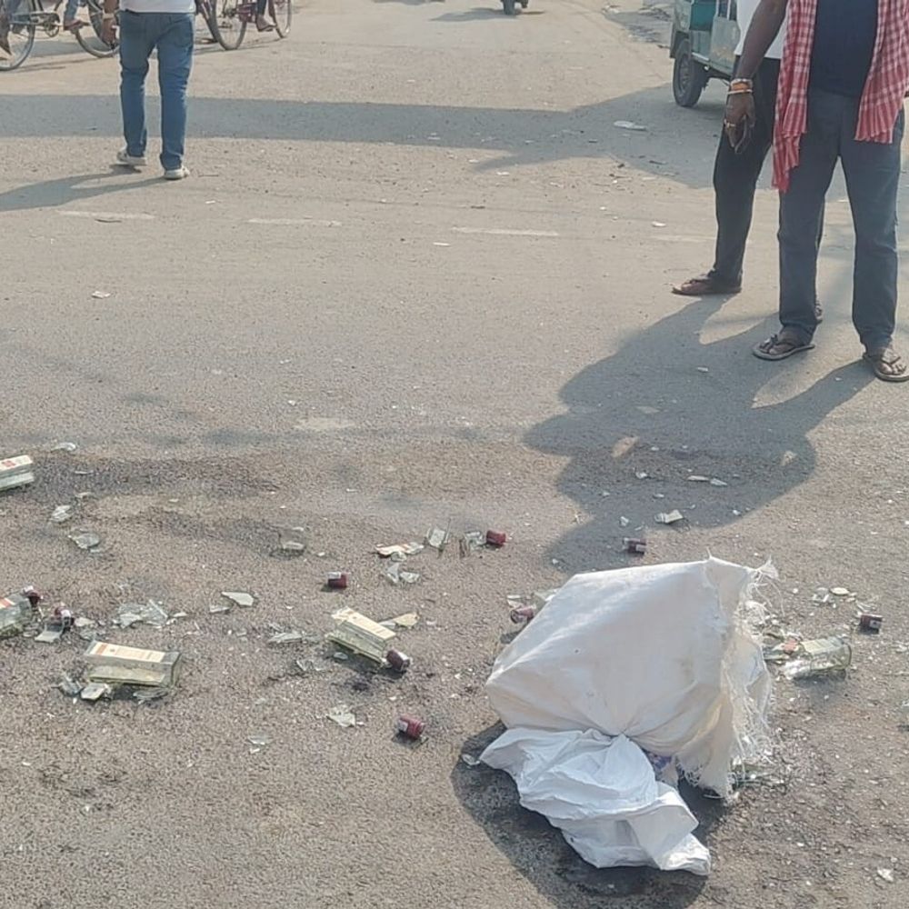 बेगूसराय में सड़क पर मिली शराब की बोतले:आरोपी पुलिस के पकड़ से बाहर, तलाश में जुटी