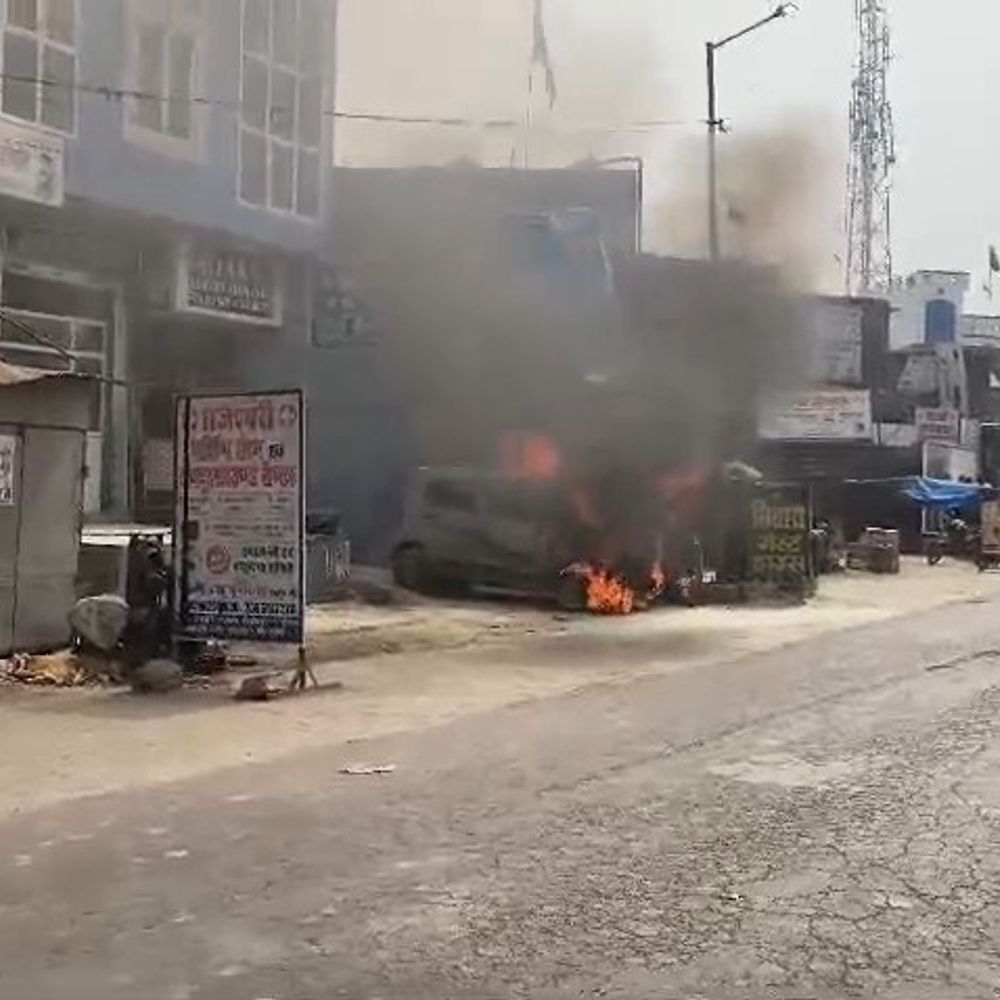 पीलीभीत में चलती कार में लगी आग, VIDEO:बीसलपुर-शाहजहांपुर हाईवे पर वैगनआर जलकर खाक, कार सवार सुरक्षित बाहर निकले