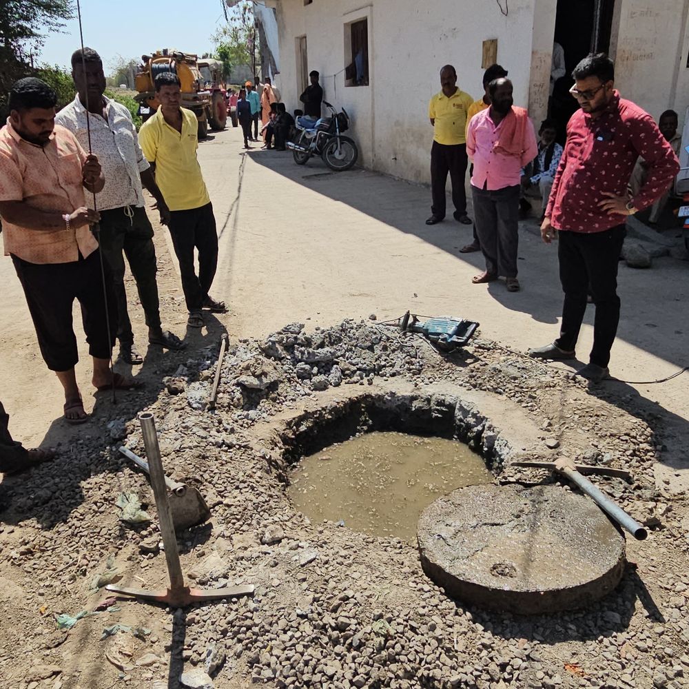 सीवरेज लीकेज से बोरिंग का पानी दूषित:शाजापुर में मां राजेश्वरी मंदिर के पीछे 8-10 दिन से लोग परेशान