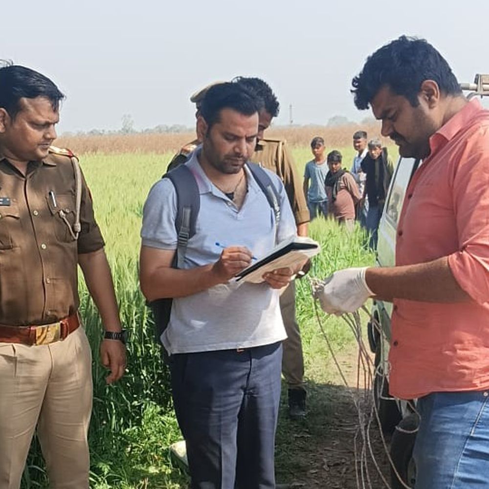 रेउना में पेड़ के नीचे मिला युवक का शव:गले में बंधी थी रस्सी; फोरेंसिक टीम ने जुटाए सबूत