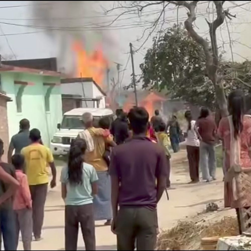 देवरिया में हाईटेंशन तार गिरा, तीन झोपड़ियां राख:लाखों का अनाज और घरेलू सामान जला, ग्रामीणों ने लापरवाही का आरोप लगाया