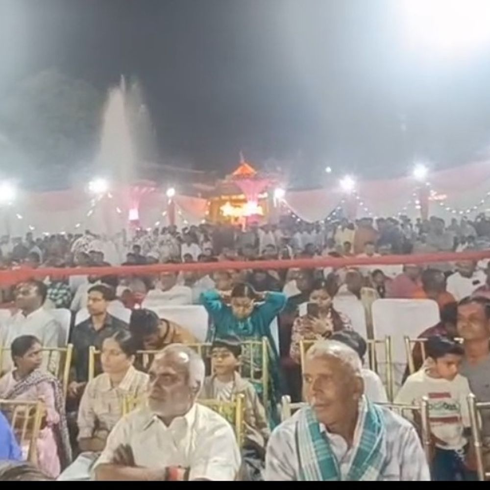 बहराइच होली समिति ने जनप्रतिनिधियों को उपाधियां दीं:होली मिलन समारोह में बड़ी संख्या में लोग पहुंचे, नेताओं ने भी शिरकत की