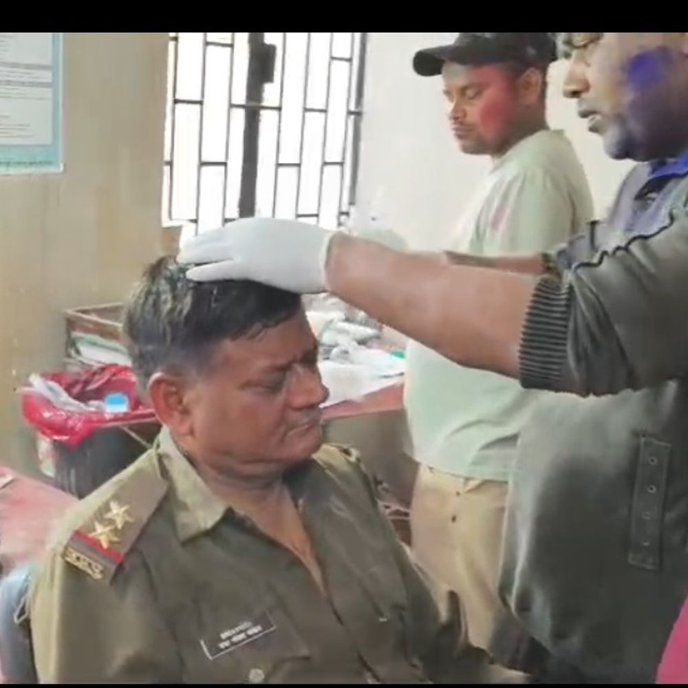 होली पर झगड़ा छुड़ाने आए दरोगा पथराव में घायल:छिबरामऊ में बच्चों के बीच हुई मारपीट, पुलिसकर्मियों ने अस्पताल पहुंचाया