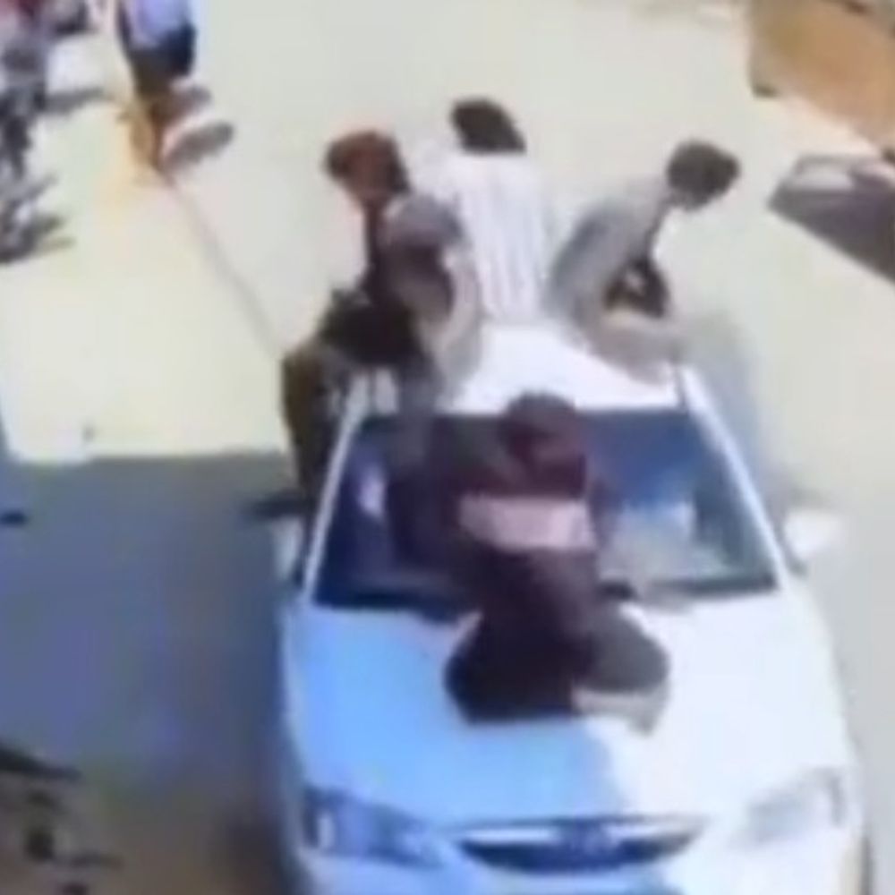 बागपत में युवक पर फिल्मी स्टाइल में हमला:दबंगों ने गाड़ी पर स्टंट करते हुए पीटा, CCTV फुटेज आया सामने