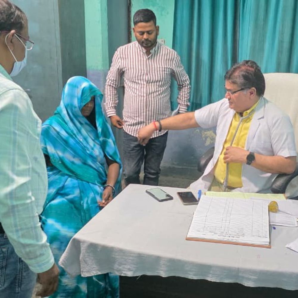 भदोही सीएमओ ने रोका अनुपस्थित स्टाफ का वेतन:जंगीगंज पीएचसी से प्रभारी चिकित्साधिकारी व दो कर्मी गैरहाजिर