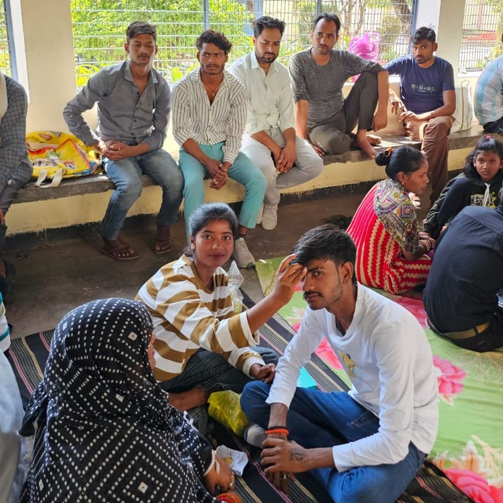 जेल में भाईदूज पर बहनों ने भाइयों को किया तिलक:कारागार प्रशासन ने की व्यवस्थाएं, सुबह से लग गईं कतारें