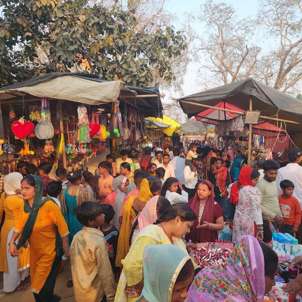 संभल में ध्वजा मेला, हजारों श्रद्धालुओं ने की पूजा:रायसत्ती माता मंदिर में उमड़ी भीड़, चौपाई लेकर पहुंचे लोगों ने होली के गीत सुनाकर डांस किया