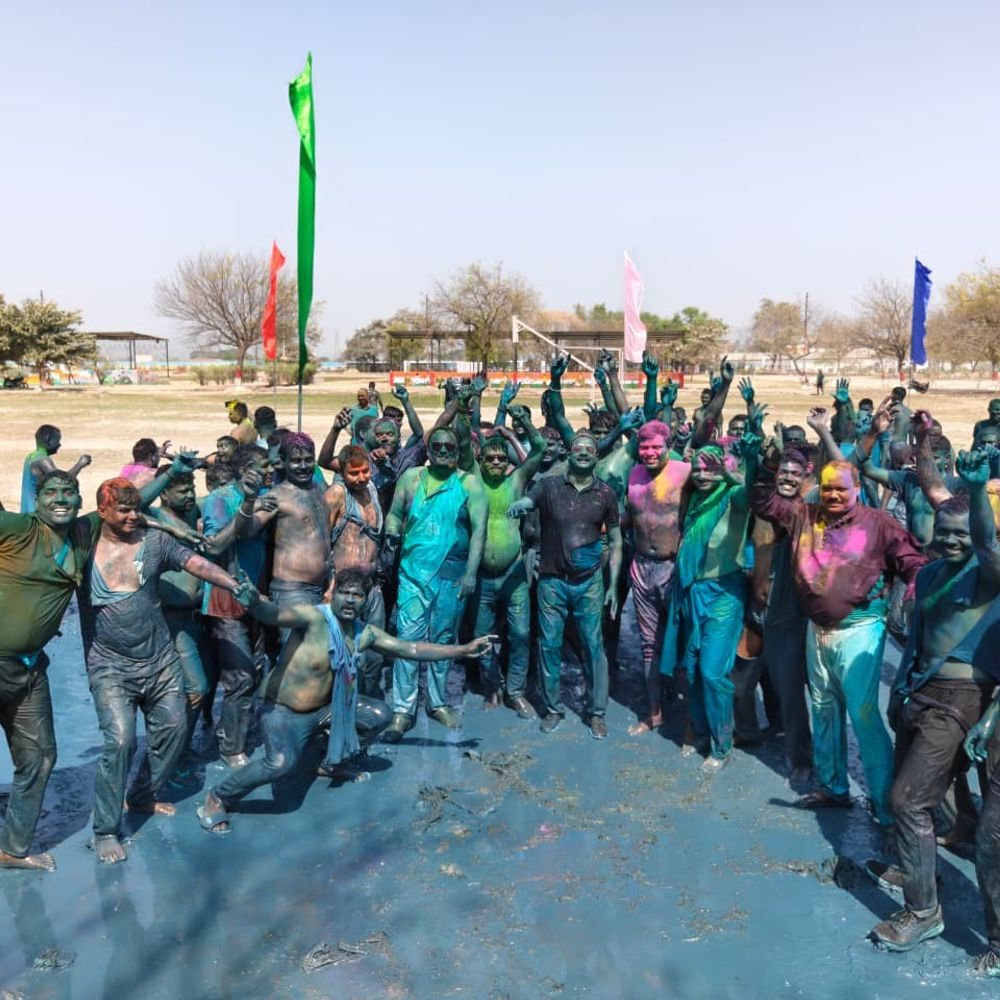 कौशांबी पुलिस लाइन में एसपी संग होली, VIDEO:पुलिसकर्मियों ने एसपी राजेश कुमार को कंधे पर उठाकर डांस किया