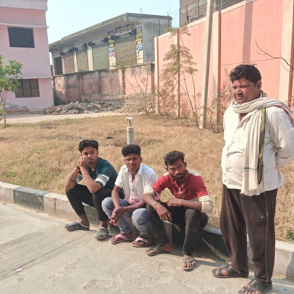 कुशीनगर रेलवे ट्रैक पर युवती का शव मिला:गन्ना छिलाई के लिए घर से निकली थी, ट्रेन की चपेट में आने की आशंका