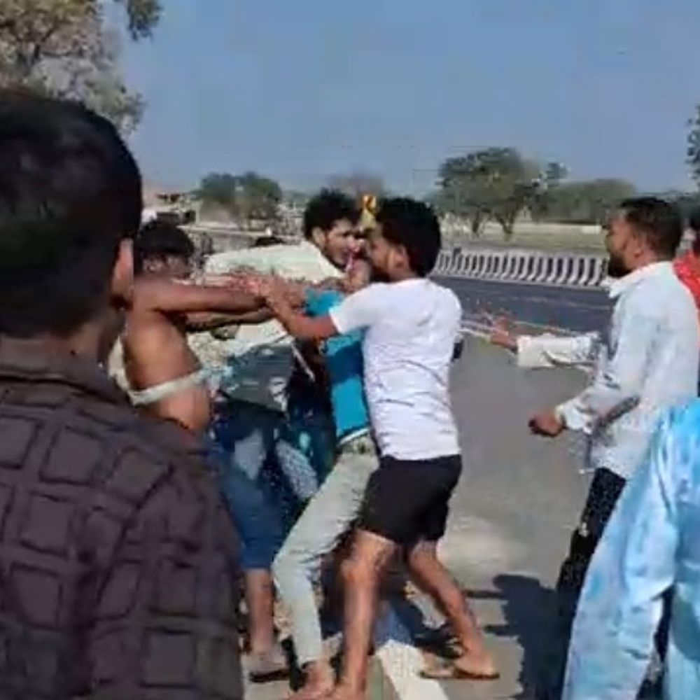 कौशांबी हाईवे पर युवक की पिटाई का VIDEO:कोखराज में बाइक भिड़ंत के बाद दूसरे पक्ष ने दौड़ाकर पीटा