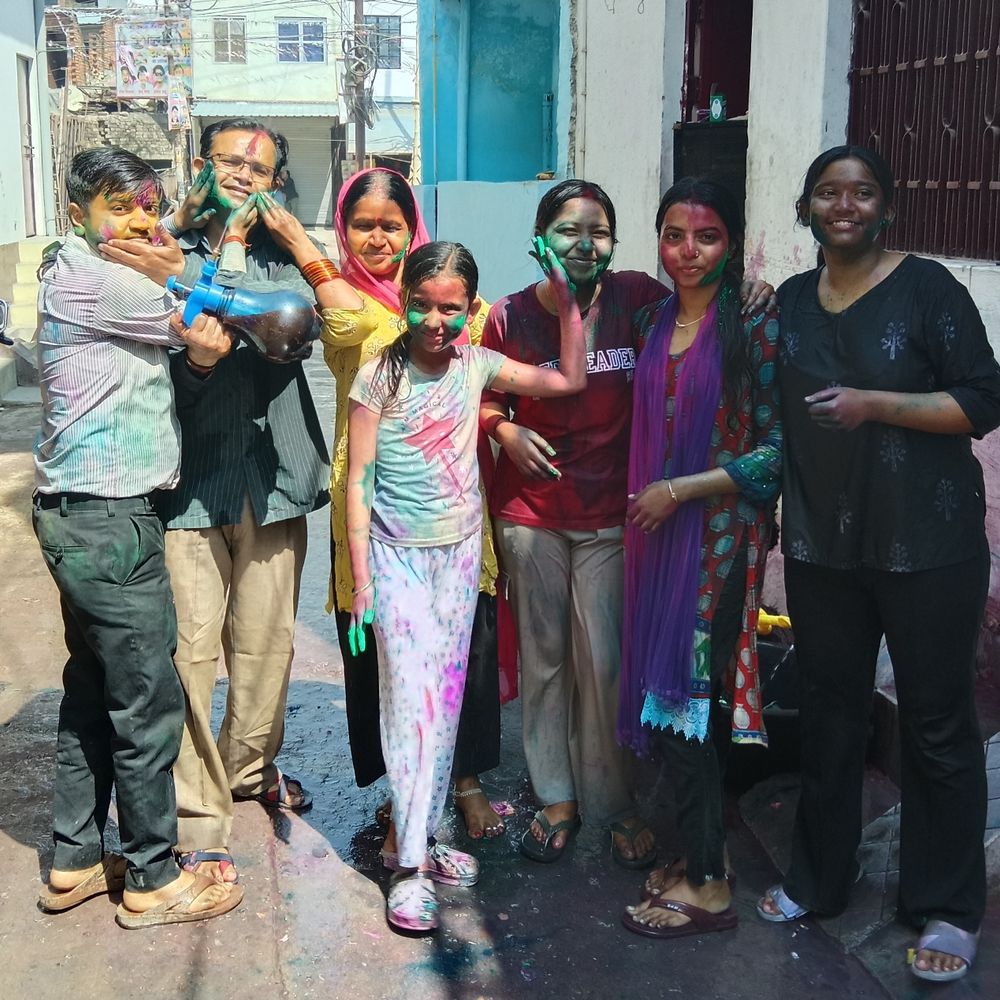 फतेहपुर में होली के दूसरे दिन जमकर खेली होली:रंग उत्सव के बीच फिल्मी गानों पर थिरके युवा, मटकी फोड़ का आयोजन