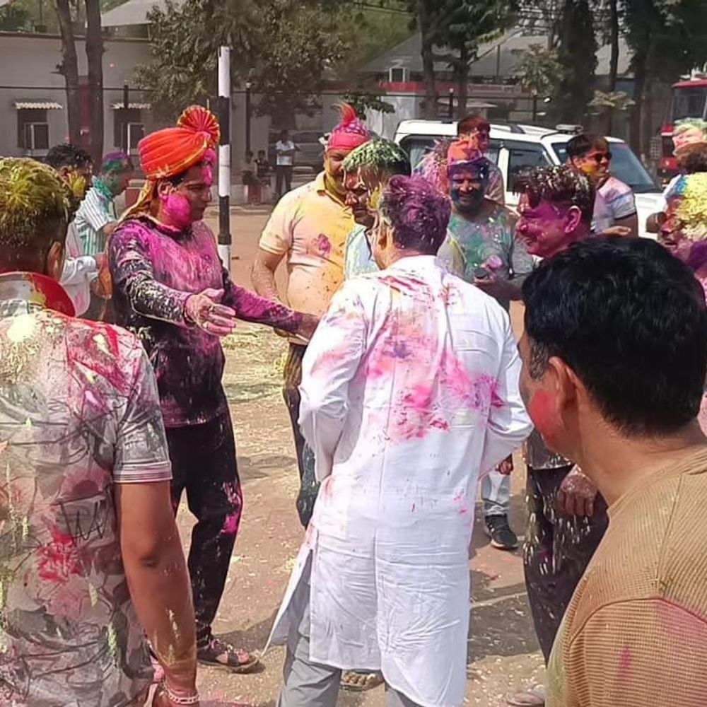 मुजफ्फरनगर एसएसपी संजय वर्मा ने बजाया ढोल:कोतवाल ने 'राणा जी मुझे माफ करना' गाने पर किया डांस, पुलिस ने खेली कपड़ा फाड़ होली