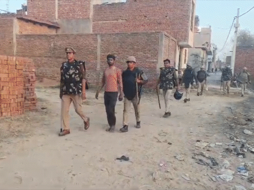 अलीगढ़ में होली पर फायरिंग-पथराव, दरोगा का सिर फटा:युवक ने छत पर चढ़कर अंधाधुंध फायरिंग की; रंग खेलने पर हुआ था बवाल