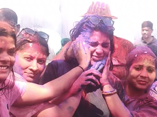 IPS अंजलि को पुलिसकर्मियों ने रंग लगाया:कानपुर पुलिस की कपड़ा फाड़ होली, बाथ टब में कूदे, डीजे पर जमकर थिरके