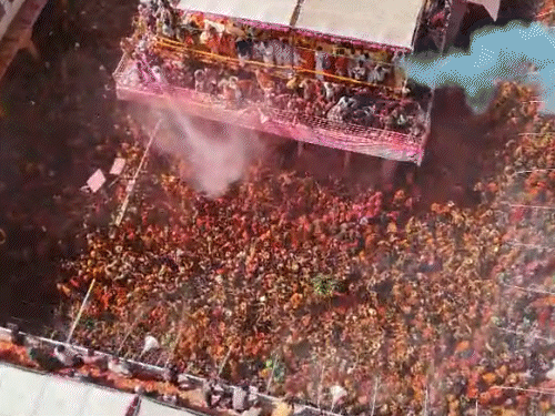 सखियों ने हुरियारों के कपड़े फाड़कर कोड़े मारे, VIDEO:मथुरा में घूंघट डालकर महिलाओं ने खेली होली, हुरियारों ने बाल्टी से बरसाया रंग