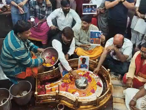 भारत-इंग्लैंड के सेमीफाइनल मुकाबले से पहले मंदिरों में प्रार्थना:उज्जैन में टीम इंडिया का फोटो रखकर फैन्स ने किया पूजन, अंगारेश्वर मंदिर में जुटे लोग