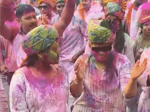 लखनऊ कमिश्नर राजा बनकर बग्घी पर निकले:ADCP को गोद में उठा लाए, घूंघट में महिलाएं 'गोली चल जावेगी'...गाने पर थिरकीं