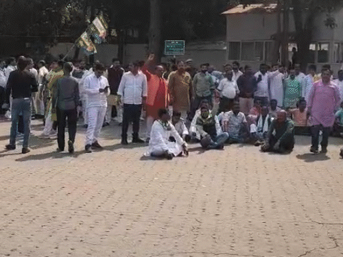 16 तस्वीरों में नीतीश के राज्यसभा जाने का विरोध:CM हाउस के बाहर रोए कार्यकर्ता, विधायक, मंत्री, MLC को भगाया; 4 लोगों को जयचंद बताया