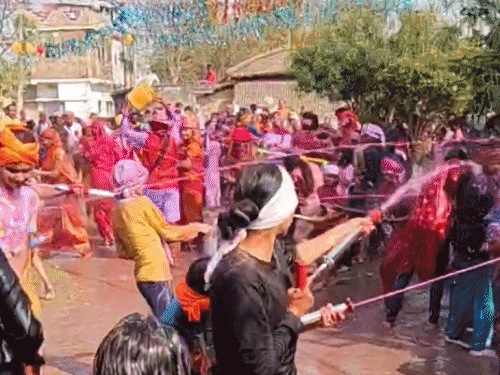 मटिहानी में महिलाओं ने आज भी खेली होली:बेगूसराय में कुओं पर रंग, राधा-कृष्ण बन मचाया धमाल