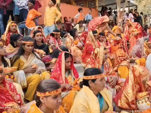 कलश यात्रा के साथ लक्ष्मी नारायण महायज्ञ का शुभारंभ:औरंगाबाद में सैकड़ों की संख्या में श्रद्धालुओं ने लिया भाग, भक्तिमय बना माहौल