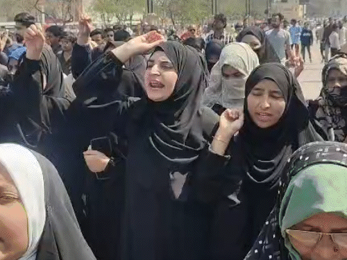 शिया धर्म गुरु के बेटे-बहन और भतीजे ईरान में फंसे:लखनऊ के सवा लाख लोग खाड़ी देशों में, फोन पर सुनाई देती है धमाकों की आवाज