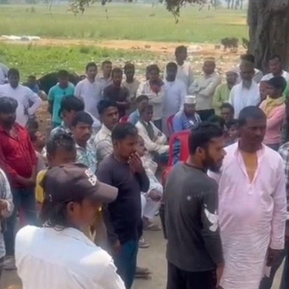 आमस में पिकअप डिवाइडर से टकराई, दो की मौत:करमाइन मोड़ के जगदीक राजापुर पुल के पास हुआ हादसा, तीन अन्य घायल