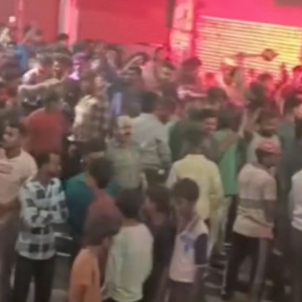 गोंडा में देर रात तक चली होली मिलन शोभायात्रा:डीजे पर झूमते हुए देर रात तक शहर में घूमे युवा, एक दूसरे से दी बधाईयां