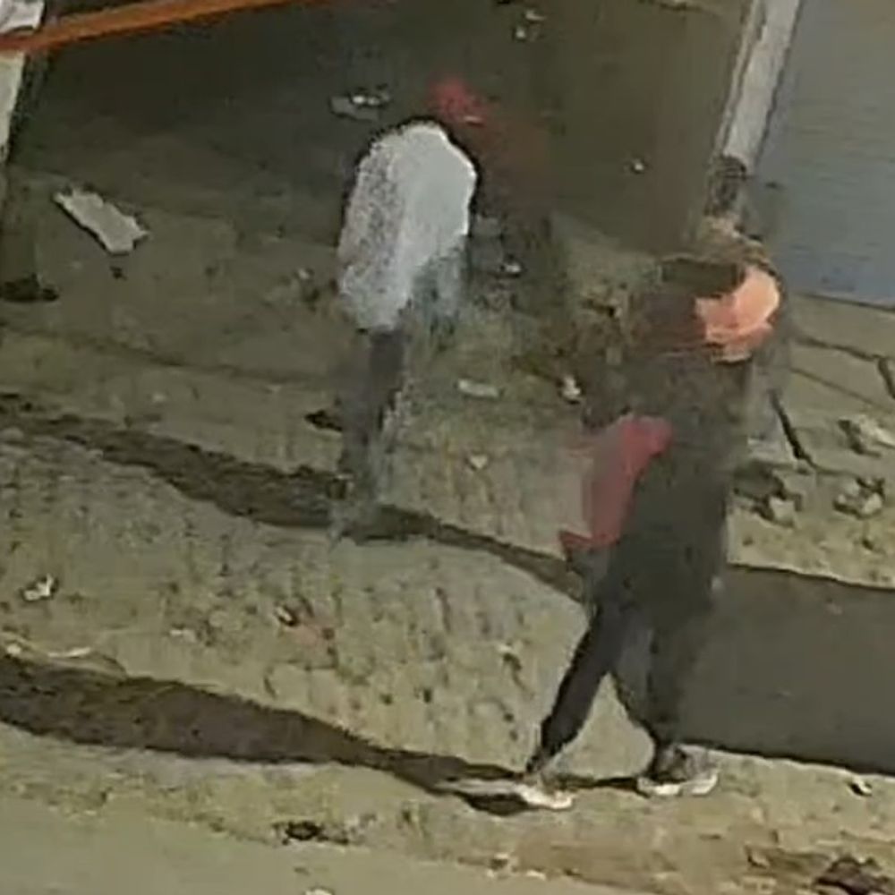 देवरिया में ज्वेलरी शॉप में चोरी का प्रयास:तिजोरी तोड़ने में रहे नाकाम, CCTV में हुए कैद, 3 संदिग्धों की तलाश में पुलिस