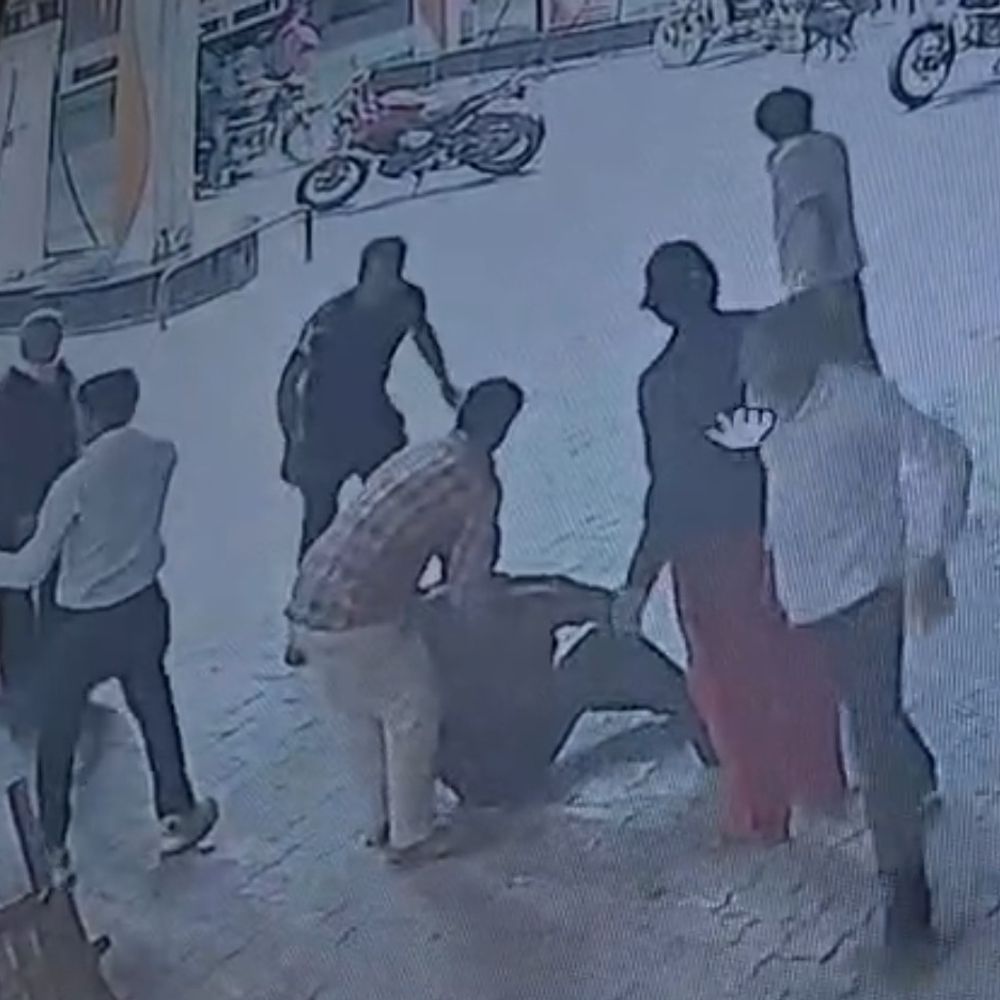 पेट्रोल पंप मालिक-कर्मचारियों से मारपीट, फायरिंग, VIDEO:दबंगों ने मालिक को गंभीर हालत में छोड़ा, FIR दर्ज