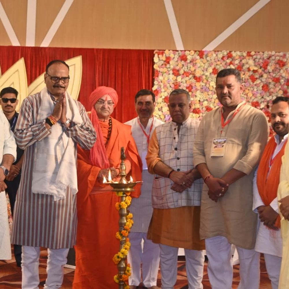 लखनऊ के दयालबाग में राधा-माधव रसामृत कथा शुरू:दिव्य प्रेम सेवा मिशन का तीन दिवसीय आयोजन