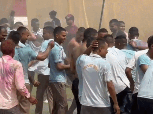 अयोध्या पुलिस लाइन में खेली गई होली:जवानों ने उड़ाया अबीर-गुलाल, DIG और SSP भी हुए शामिल