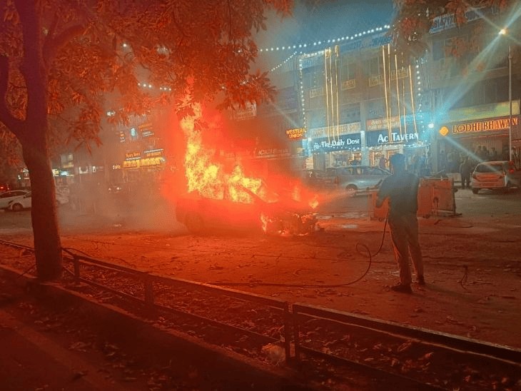 चंडीगढ़ में रिटायर्ड पीसीएस अधिकारी की गाड़ी में आग:  गाड़ी से उतरकर बचाई जान, कॉफी शॉप जा रहे थे दोस्तों के साथ – Chandigarh News