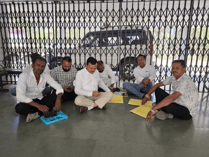 वीडियो बनाने से रोका, मंदसौर जिला पंचायत बैठक में विवाद:कांग्रेस सदस्यों ने किया बहिष्कार, गेट पर तालाबंदी कर धरने पर बैठे; अध्यक्ष अंदर फंसे