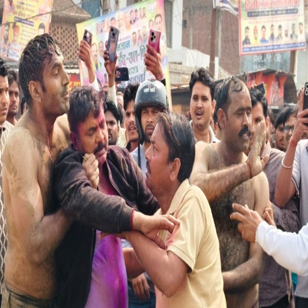 बाइक को टक्कर मारकर दरोगा बोला-स्टाफ हूं, VIDEO:शाहजहांपुर भीड़ ने कार को घेरा तो हाथ जोड़े, नशे में धुत SI को टांगकर ले गई पुलिस