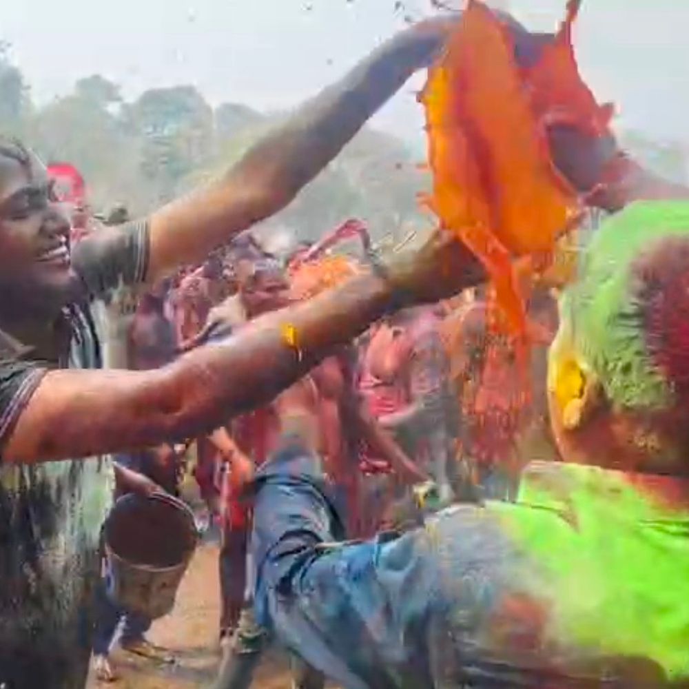 बाराबंकी में पुलिस ने होली के बाद मनाया जश्न:एसपी-डीएम की मौजूदगी में पुलिस लाइन में उड़ा अबीर-गुलाल, फायर ब्रिगेड के टैंकरों से रंगों की बौछार