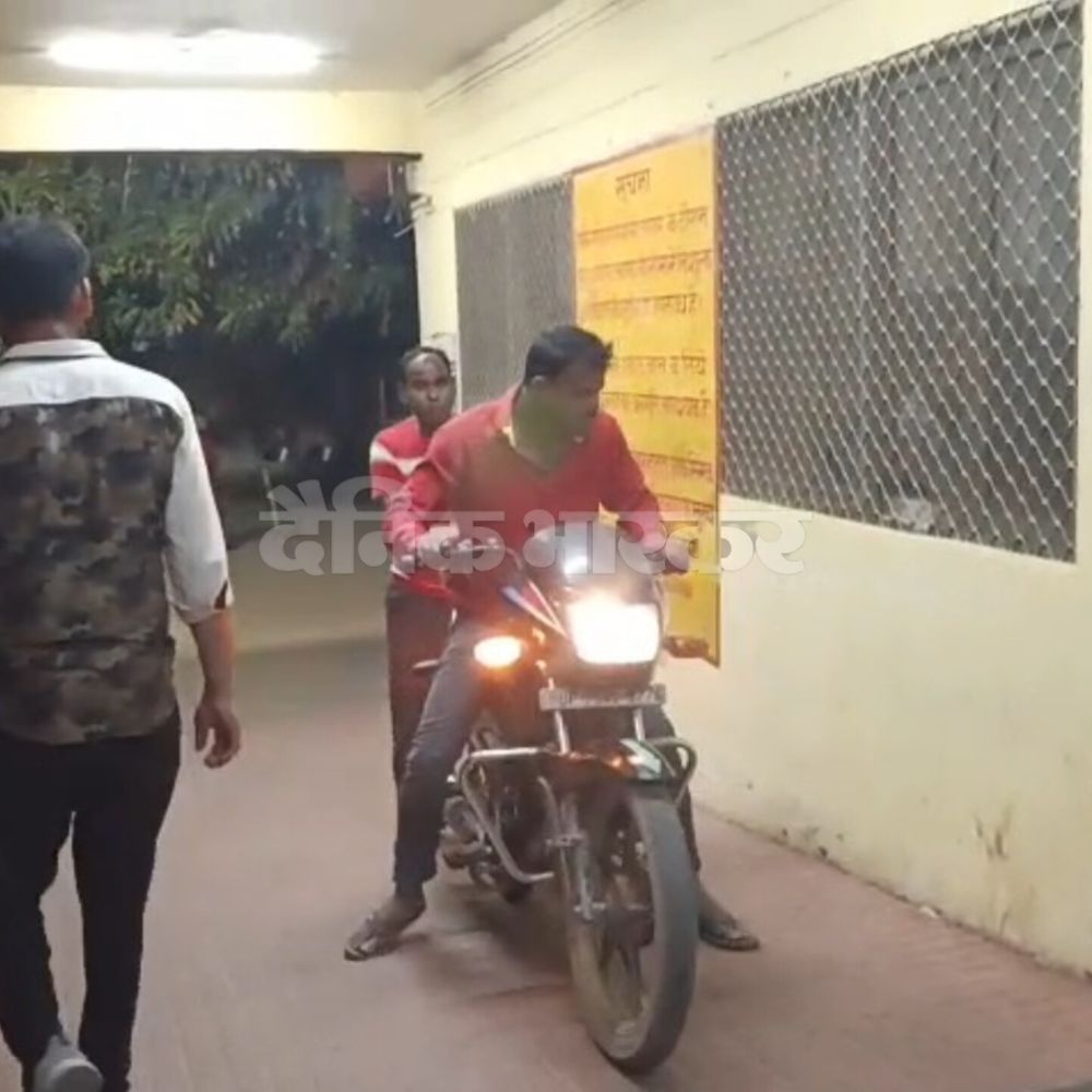 इटावा अस्पताल में इमरजेंसी रैंप पर दौड़ी बाइक, VIDEO:कर्मचारी के रोकने पर भी नहीं रुका युवक, मरीज को देखने के लिए पहुंचा था