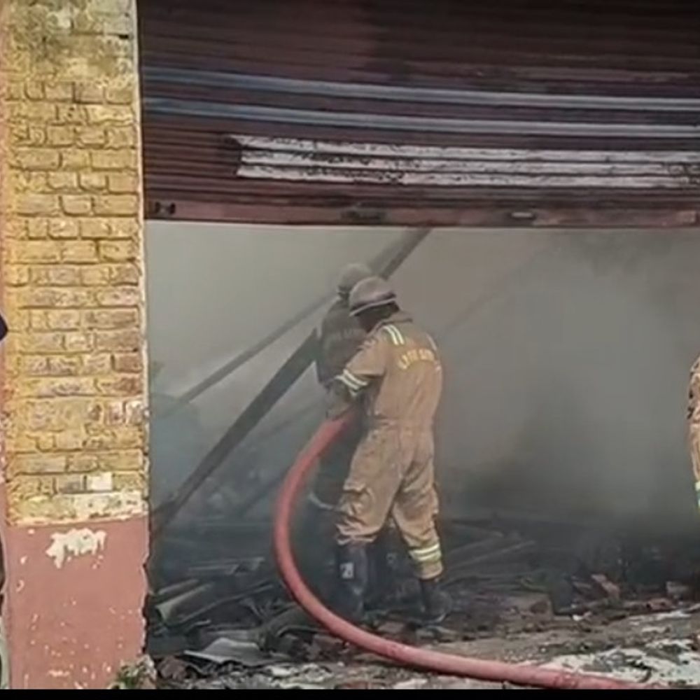 बागपत की फोम फैक्ट्री में लगी आग:शॉर्ट सर्किट से लाखों का नुकसान, घंटों बाद आग पर काबू पाया गया