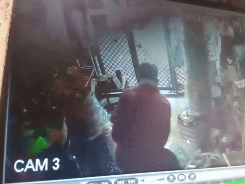 नौबस्ता थाने के पास बर्तन दुकान में दिनदहाड़े चोरी, CCTV:त्रिशूल लहराते हुए घुसा चोर, पीतल की मूर्तियां और कैश लेकर फरार