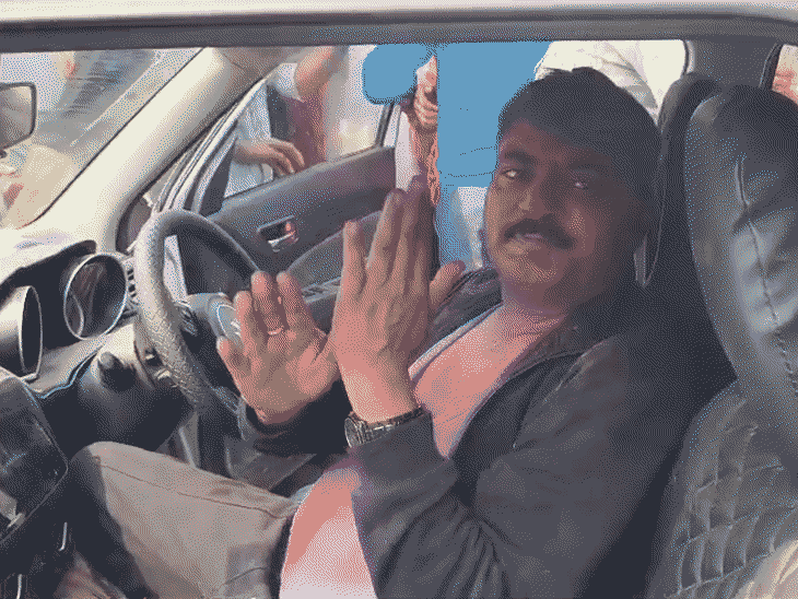 बाइक को टक्कर मारकर नशे में दरोगा बोला- स्टाफ हूं:शाहजहांपुर में भीड़ ने घेरा तो हाथ जोड़े, टांगकर ले गए सिपाही