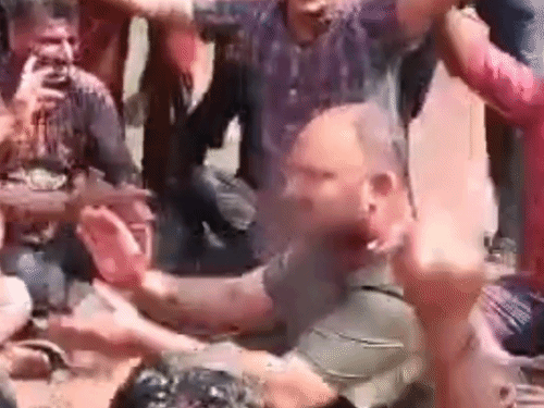 हापुड़ डीएम-एसपी 'रब-रब कर दी' गाने पर थिरके:पुलिस लाइन में पुलिसकर्मियों के साथ खेली होली