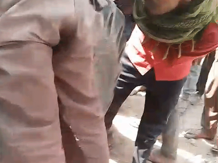 ट्रैक्टर के टायर और मडगार्ड के बीच में फंसी बच्ची:हाथरस में बैलेंस बिगड़ने से नीचे गिरी, हादसे में मौत