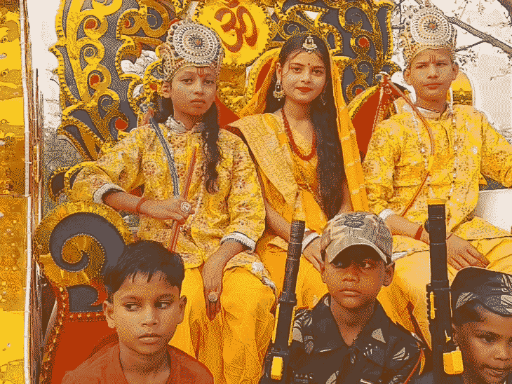 रायबरेली में होलिकोत्सव पर निकली भव्य शोभायात्रा, VIDEO:  रथों को सजाकर निकली आकर्षक झांकियां, डीजे की धुन पर झूमें श्रद्धालु; 300 साल पुरानी परंपरा का निर्वहन – Shivgarh (Raebareli) News