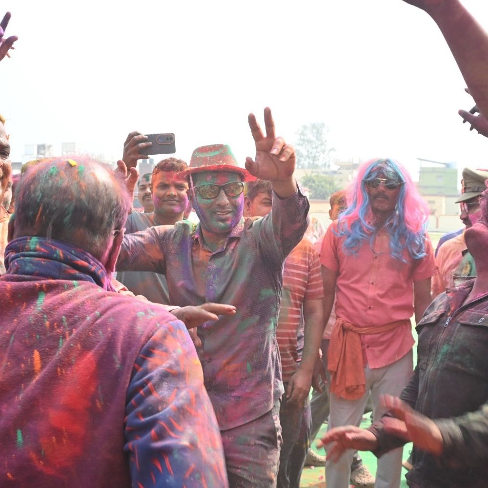 आजमगढ़ पुलिस लाइन में पुलिसकर्मियों ने खेली रंगों की होली:फिल्मी गानों पर जमकर लगाए ठुमके, होली की मस्ती में नजर आए आला अधिकारी