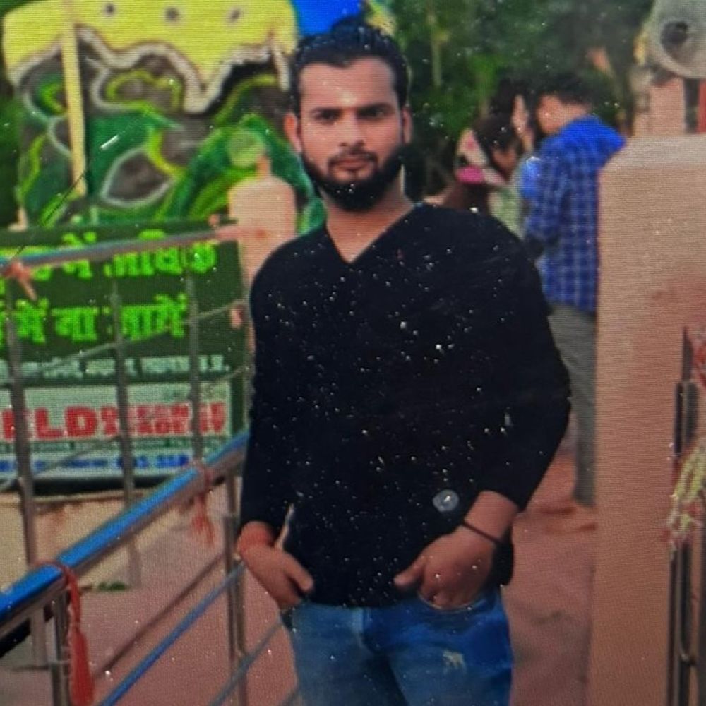 बहन से होली मिलकर लौट रहे युवक की मौत:लखनऊ में बेकाबू होकर डिवाइडर से टकराई स्कूटी, हेलमेट न होने से सिर फटा