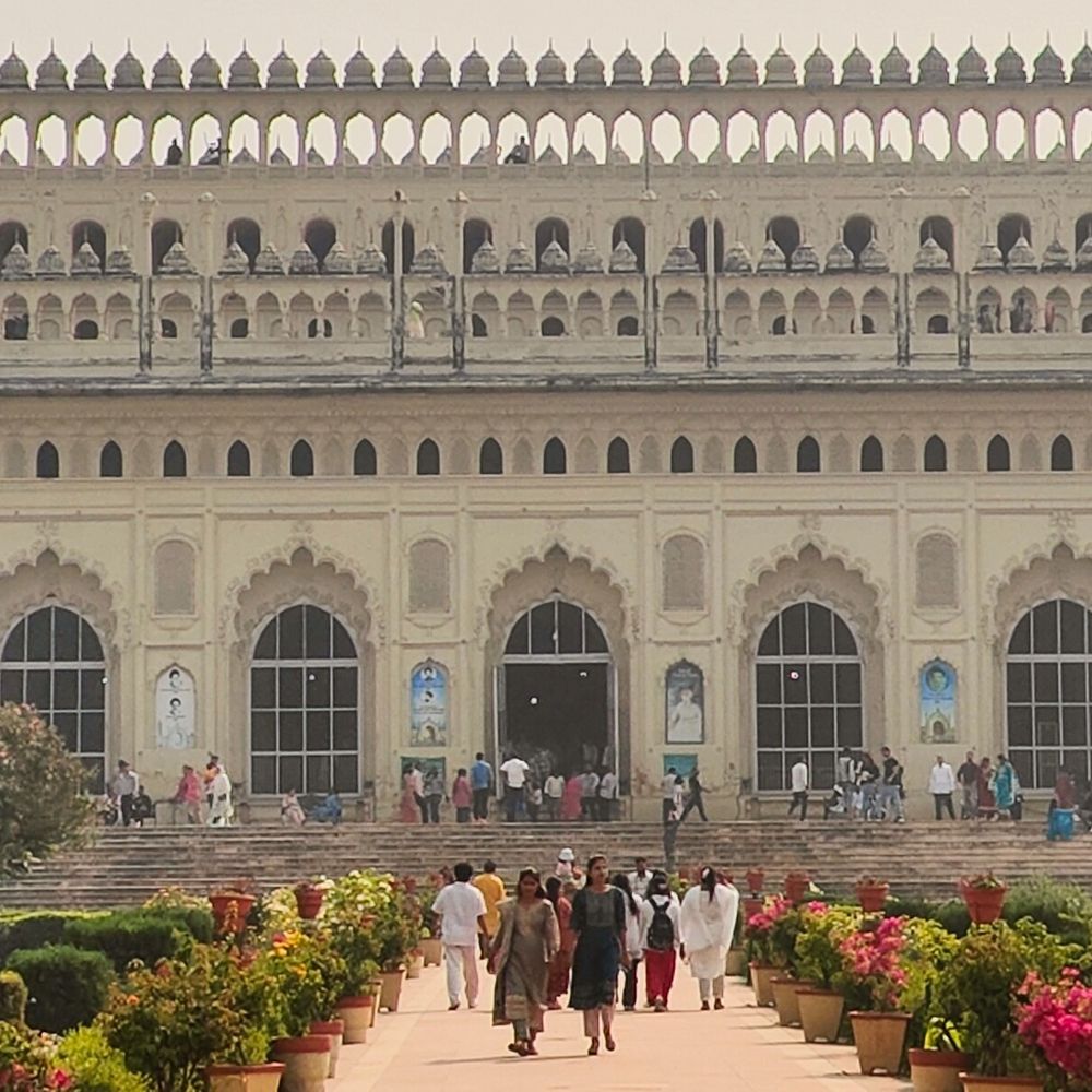 लखनऊ में खुल गया इमामबाड़ा, पर्यटकों का जमावड़ा:खामेनेई की मौत के बाद घोषित हुआ था शोक , इमामबाड़ा के गेट पर लगा अयातुल्ला का पोस्टर