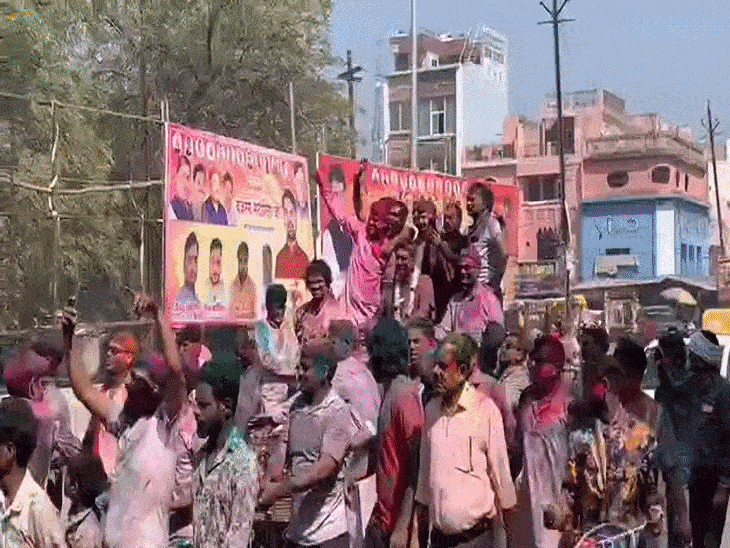 खुली जीप में निकले SP असित यादव:भिंड में पुलिस की होली में JCB से बरसाए गए रंग, डीजे की धुन पर थिरके जवान