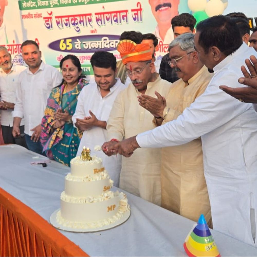 रालोद कार्यकर्ताओं ने मनाया सांसद डॉ राजकुमार सांगवान का जन्मदिन:मेरठ में कई जगह हुए आयोजन, सुनील रोहटा ने दीर्ध आयु की कामना कर कटवाया केक
