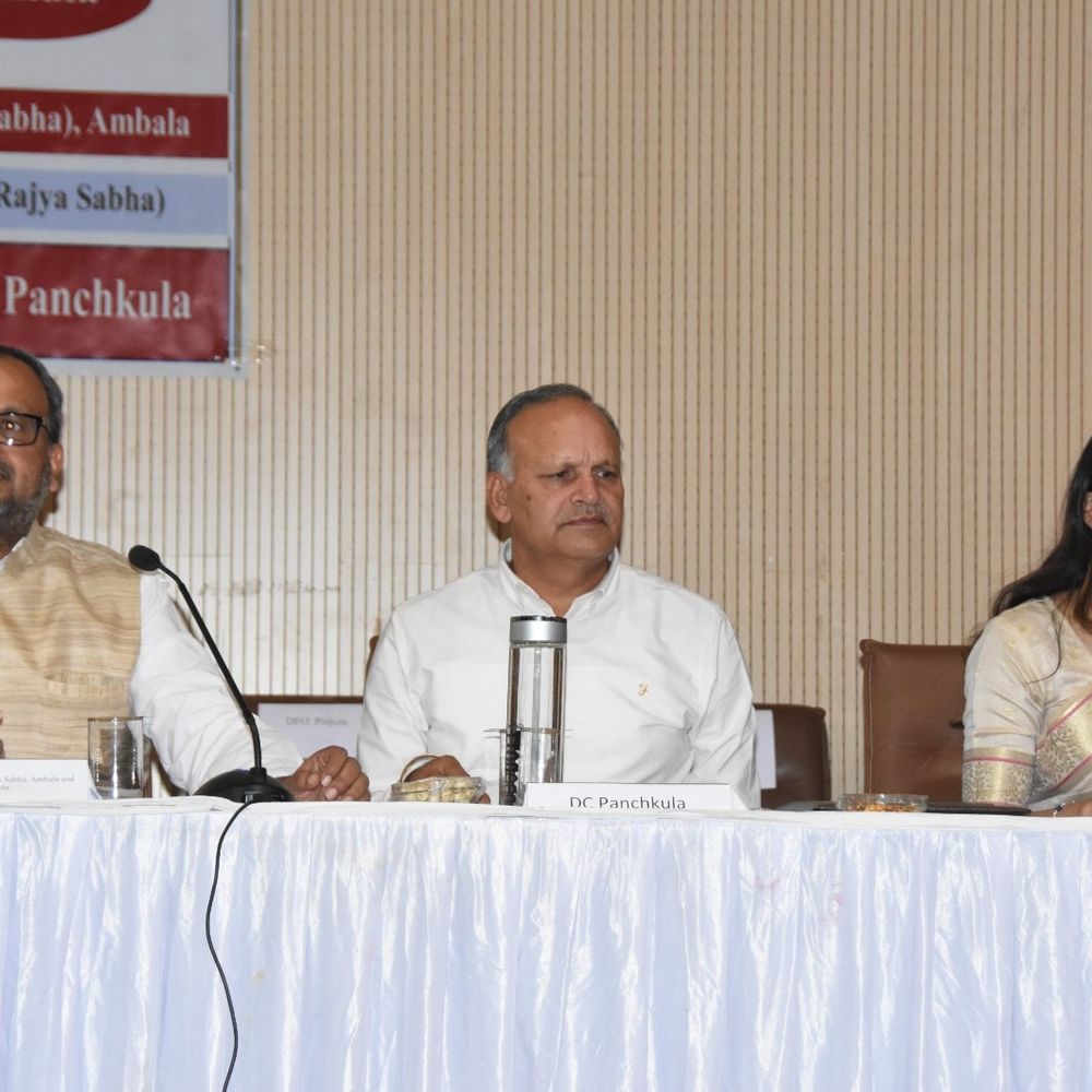 पंचकूला में कांग्रेस सांसद वरूण लगाई अफसरों की क्लास:  SDM से बोले-CSC सेंटर का करें निरीक्षण, DEO से मांगी स्कूलों की स्थिति की रिपोर्ट – Panchkula News