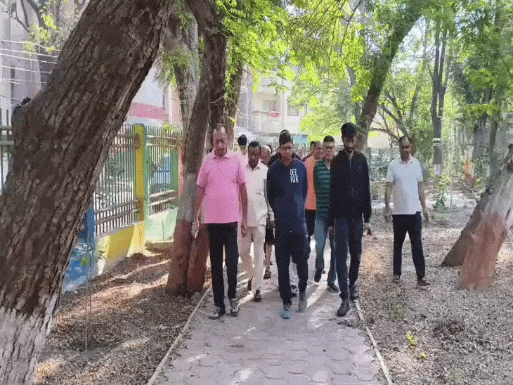 इंदौर में गंदगी देख नाराज हुए निगमायुक्त:दो दरोगा का 7-7 दिन का वेतन काटा, सहायक दरोगा को हटाया