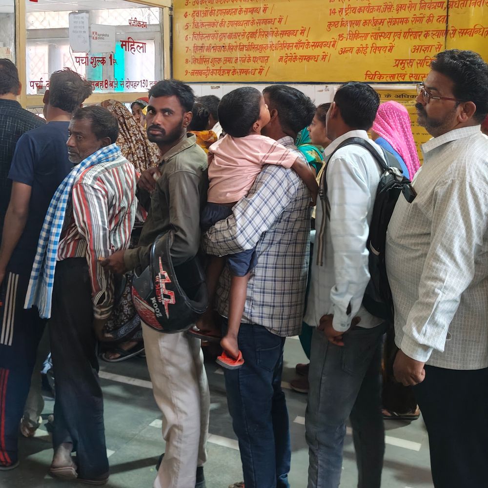 हाथरस में मौसमी बीमारियों का प्रकोप बढ़ा:खांसी-जुकाम और बुखार के मरीज बढ़े, ओपीडी में 400 से ज्यादा लोग पहुंचे